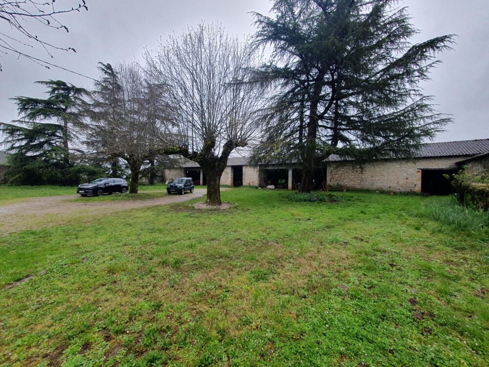 Vallée du lot Ouest- En campagne isolée ancienne ferme avec 29 ha attenants