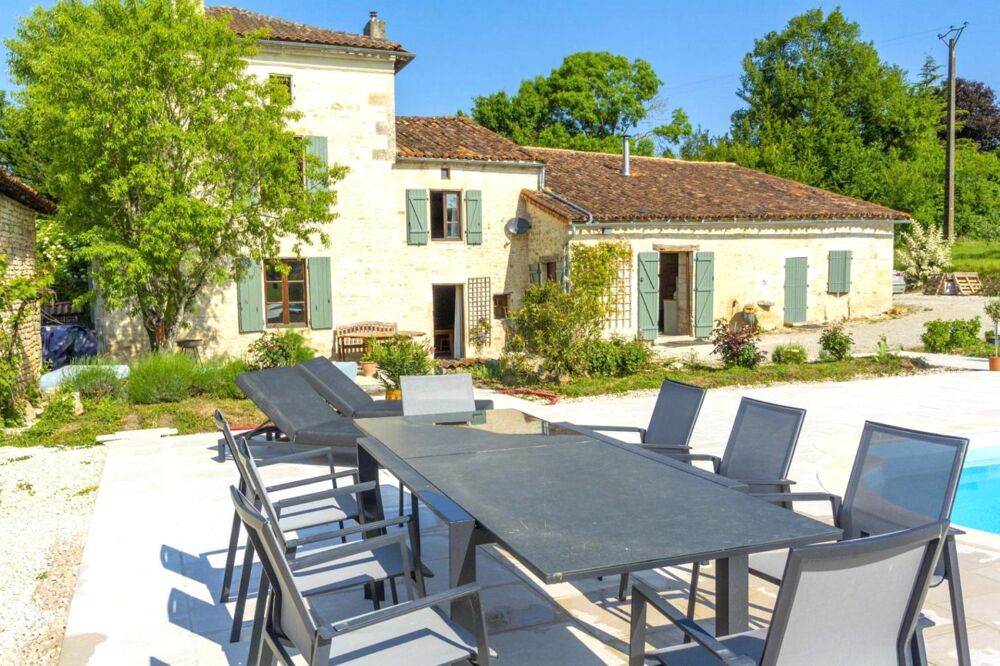 Vente Maison Charmante Ancienne Ferme R�nov�e, Village Pittoresque, Cadre avec Vue, Piscine, D�pendance, 2 ha Salles-de-villefagnan