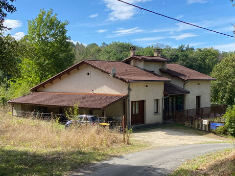   Brossac. Maison de campagne  vendre. 3 chambres, sous-sol et jardin. Maison - 5 pice(s) - 169 m