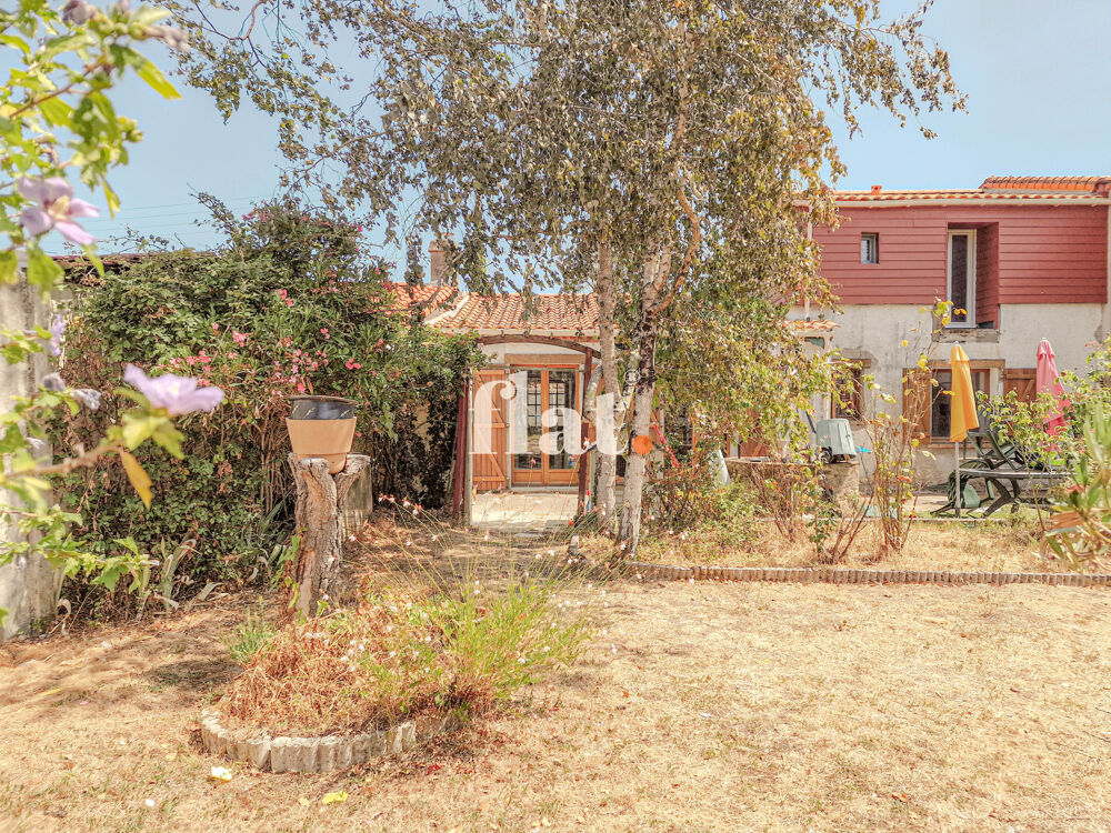 MAISON EN VILLAGE 89 m2 - 3 CHAMBRES ET 1 BUREAU - 2 ESPACES SANITAIRES - JARDIN CLOS