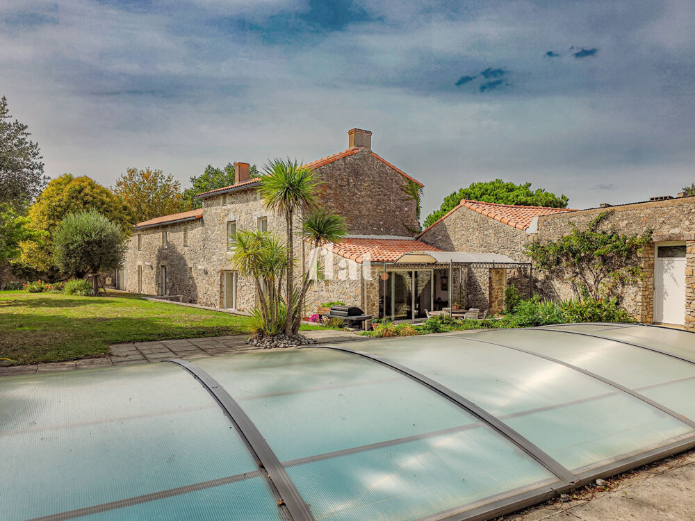 PROPRIETE 6 pièces 340 m2 / 8 000 m2 clos / AIGREFEUILLE-SUR-MAINE/ 4 CH / Piscine / dépendances aménagées
