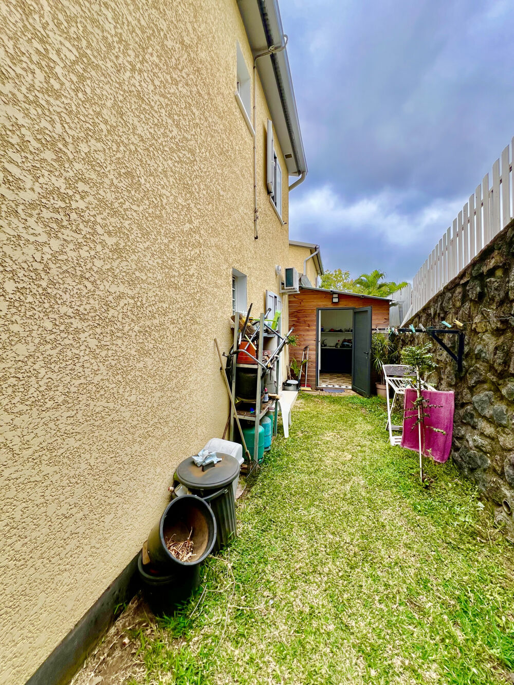 SAINT PIERRE 97410 - VILLA F4 SAINE ET FONCTIONNELLE - BEAUX VOLUMES - A ETAGE - COMMODITES A PROXIMITE