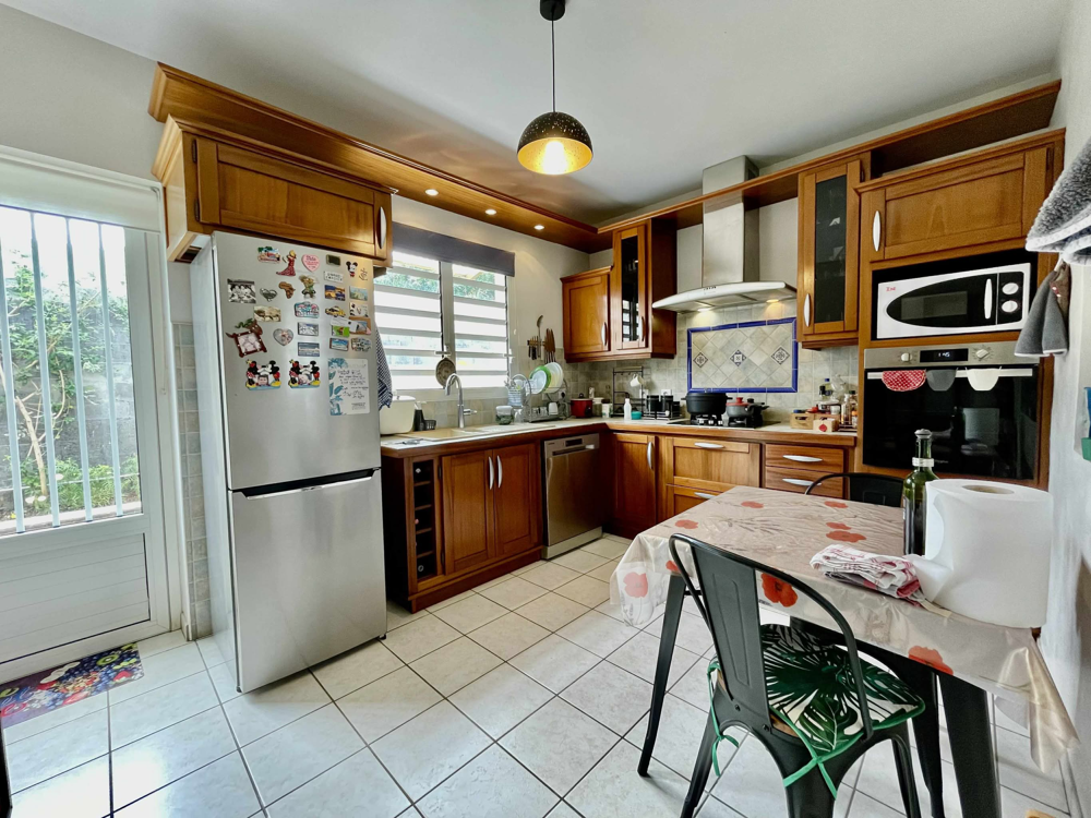 SAINT JOSEPH 97480 - VILLA AVEC PISCINE - CHAMBRES CONFORTABLES - FONCTIONNELLE - PROCHE DU CENTRE