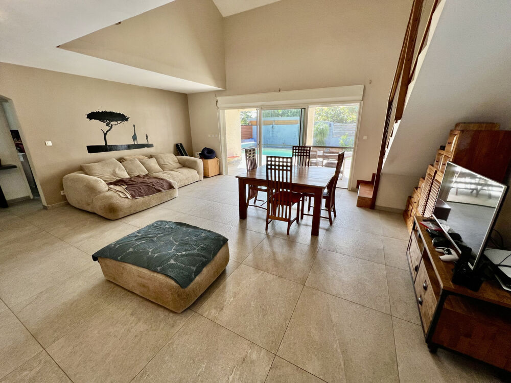 SAINT PIERRE 97410 - VILLA F6 FONCTIONNELLE - BEAUX VOLUMES - PISCINE - SECTEUR RESIDENTIEL - FACILE D'ACCES