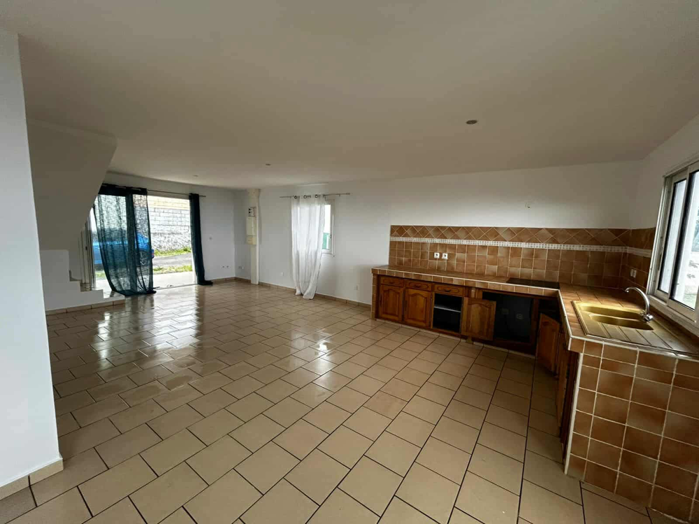 SAINT JOSEPH 97480 - VILLA EN BON ETAT GENERAL - LUMINEUSE - MAGNIFIQUE VUE MER