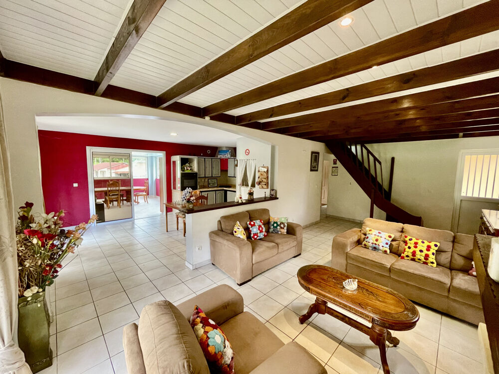 SAINT JOSEPH 97480 - GRANDE MAISON - SECTEUR CALME - BEAUX VOLUMES - VUE MONTAGNE - PISCINE