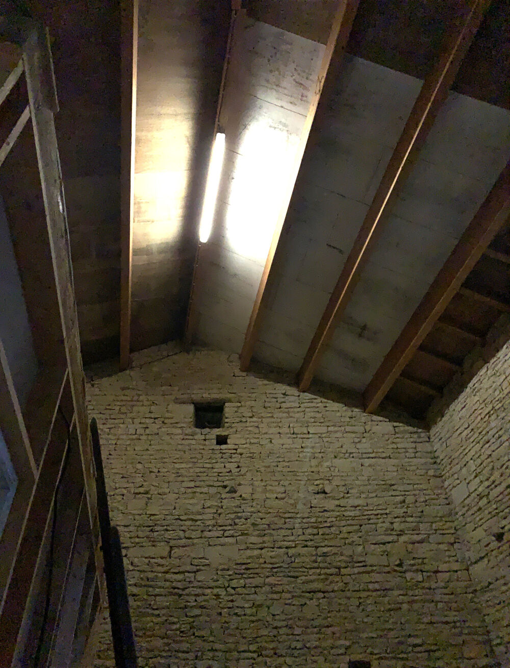 BEAUVAIS SUR MATHA 17490 - Maison à rénover de 200 m2 env. sur un terrain de 830 m2 avec 2 dépendances ..