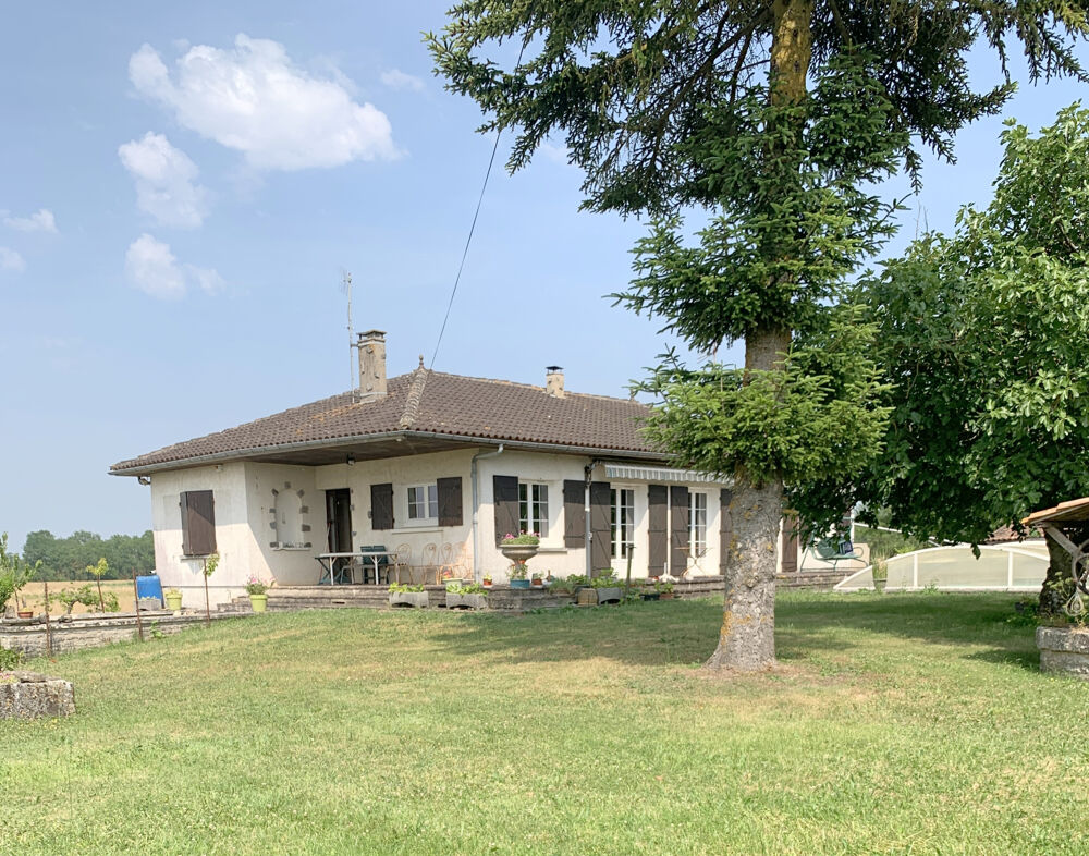 VAL DE COGNAC - 16370 - Maison 6 piéces de 146 m2 avec un sous sol de 120 m2 édifiée sur 8000 m2 .