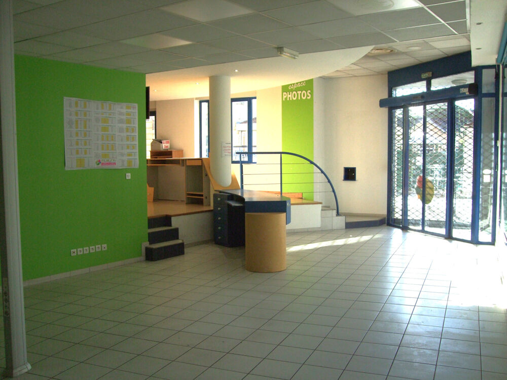 Vente Immeuble Bergerac, Ensemble Immeubles de rapport avec surface commerciale, 3 appartements T5, T3, T2, cour et garage Bergerac