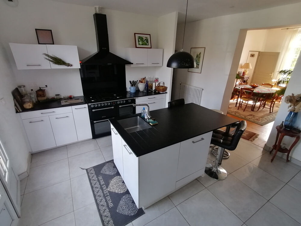 Maison classée au patrimoine d'une superficie de 378 m2 habitables sur une parcelle de 5464 m2 - Varennes