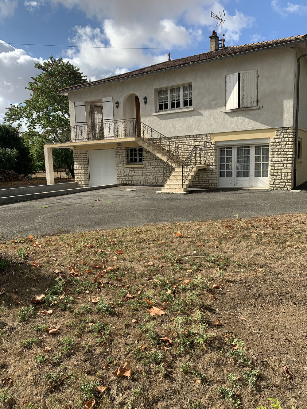 AULNAY DE SAINTONGE 17470 - Maison 4 pièces de 132 m2 avec un rez de chaussée de 80 m2 à aménager édi