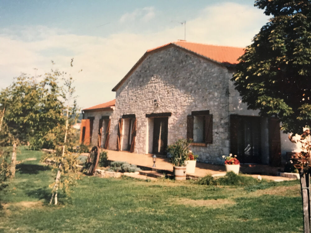 Vente Propriété/Château Propriété en pierres de 220m2  115m2 de hangar , piscine, terrain de 5000m2 clos et arboré. Pont du casse