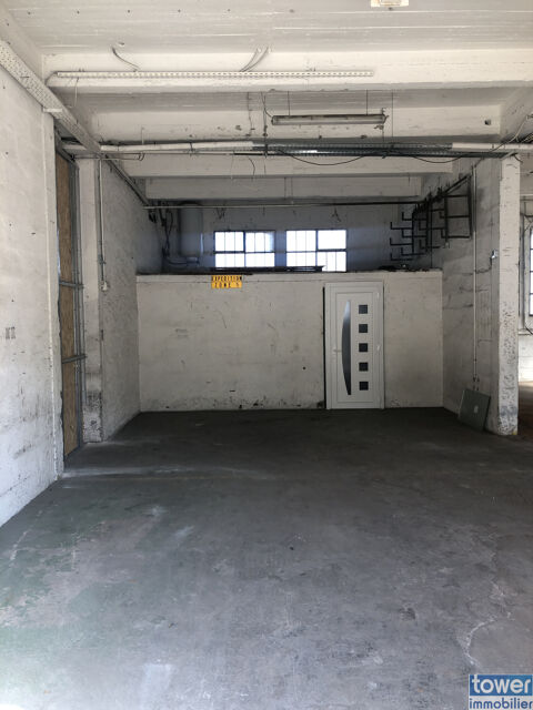   LOUE ENTREPOT 125 M2 A MIMET 