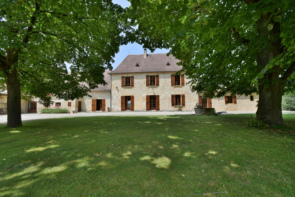 Proche Bergerac belle propriété de 4 hectares, demeure en pierre avec dépendances