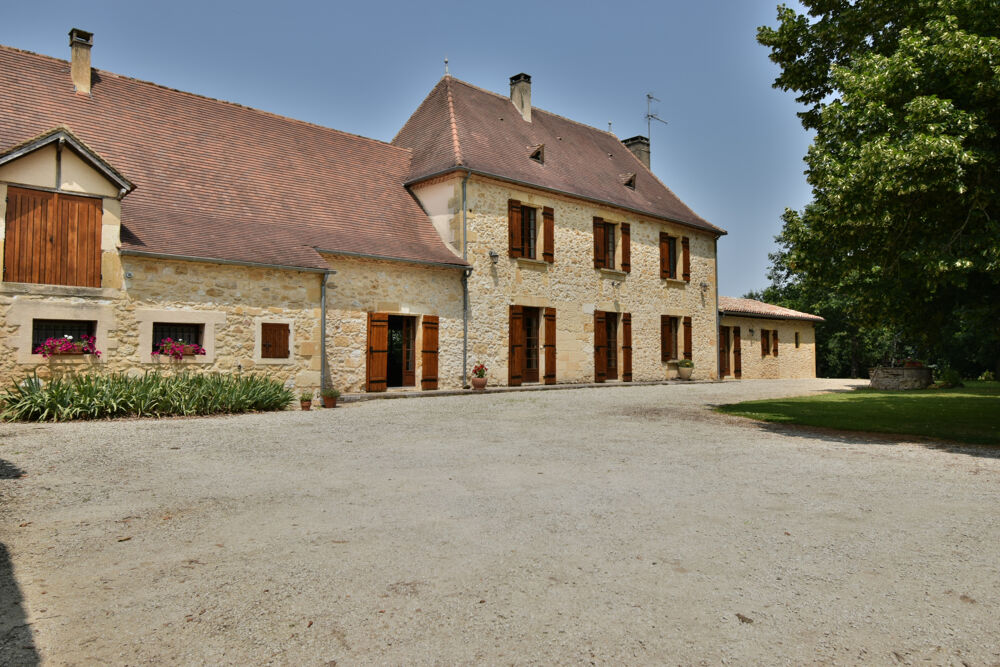 Proche Bergerac belle propriété de 4 hectares, demeure en pierre avec dépendances