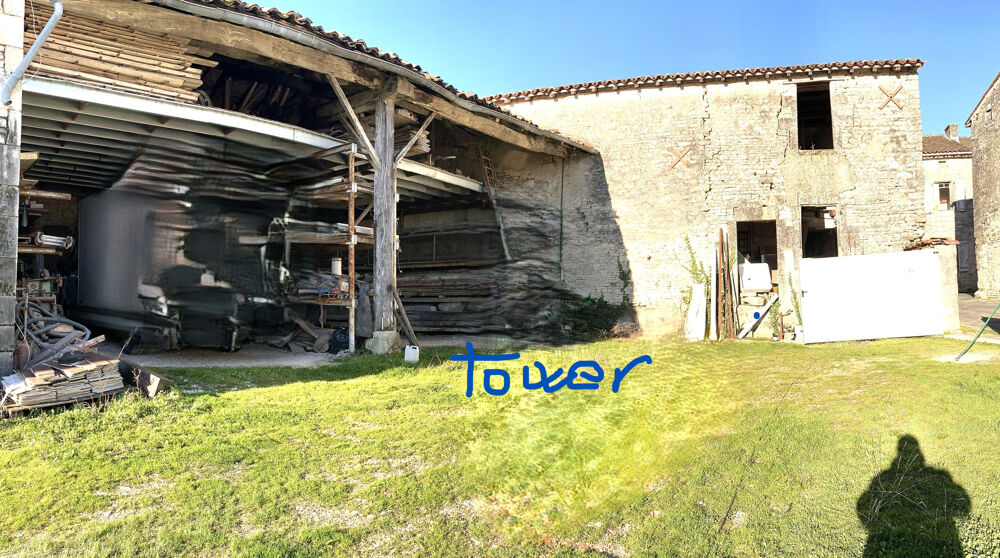 Vente Maison BEAUVAIS SUR MATHA  17490  -  Maison à rénover de 200 m2 env. sur un terrain de 830 m2 avec 2 dépendances .. Beauvais sur matha