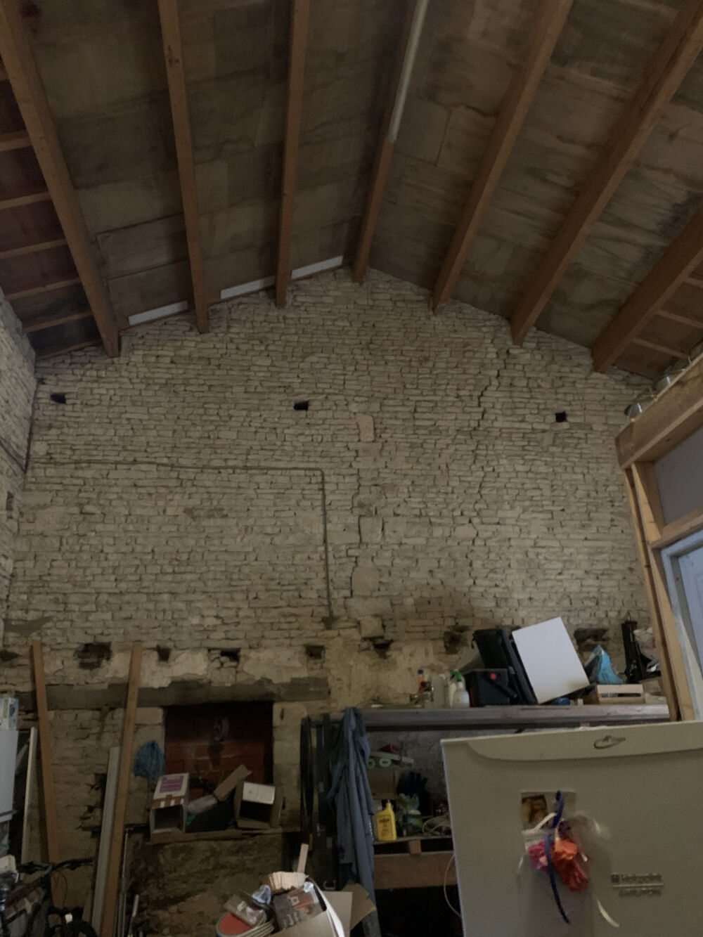 BEAUVAIS SUR MATHA 17490 - Maison à rénover de 200 m2 env. sur un terrain de 830 m2 avec 2 dépendances ..