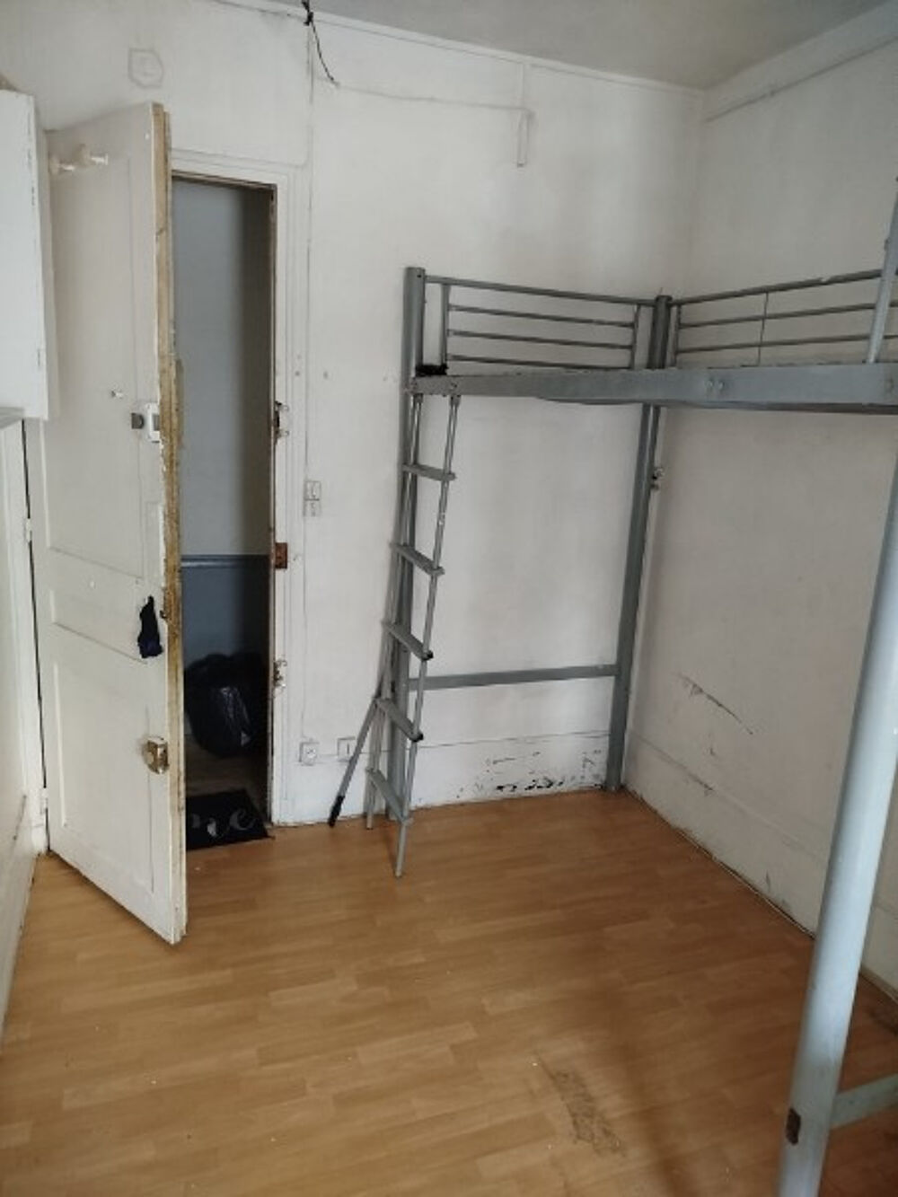 Vente Appartement STUDETTE de 7,55 Mé  2 minutes à pied métro WAGRAM Emplacement premium Paris 17