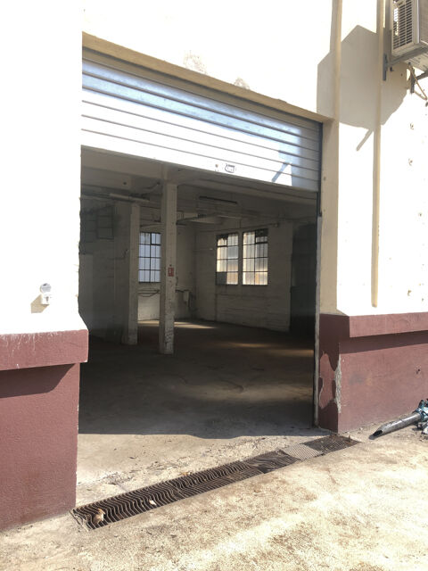 LOUE ENTREPOT 125 M2 A MIMET 2000 13105 Mimet