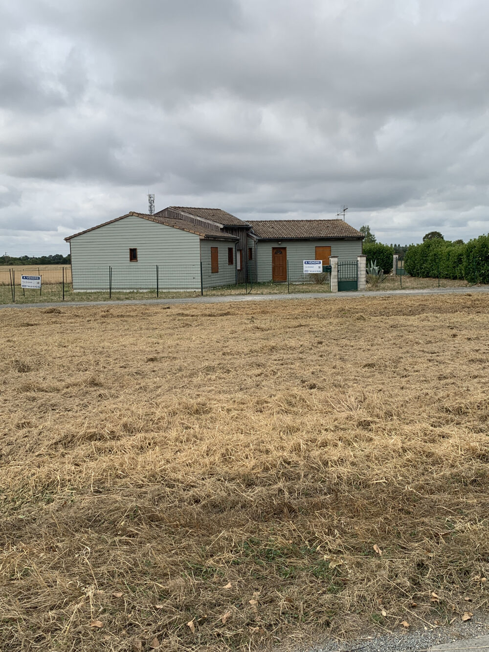 THORS 17160 - Maison 6 piéces de plain pied de 127 m2 habitables édifiée sur 1000 m2 avec garage.