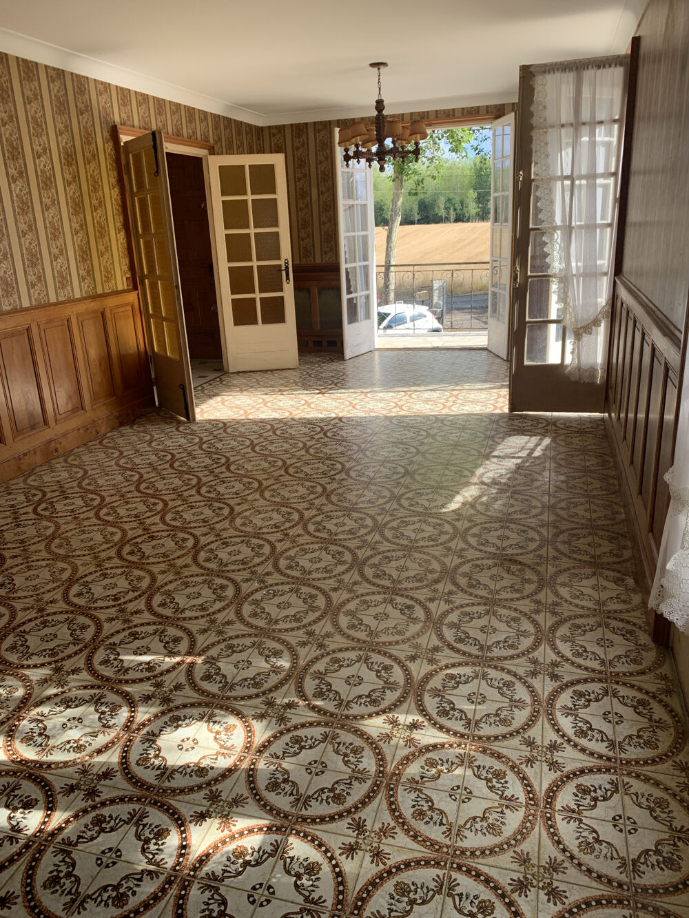 AULNAY DE SAINTONGE 17470 - Maison 4 pièces de 132 m2 avec un rez de chaussée de 80 m2 à aménager édi