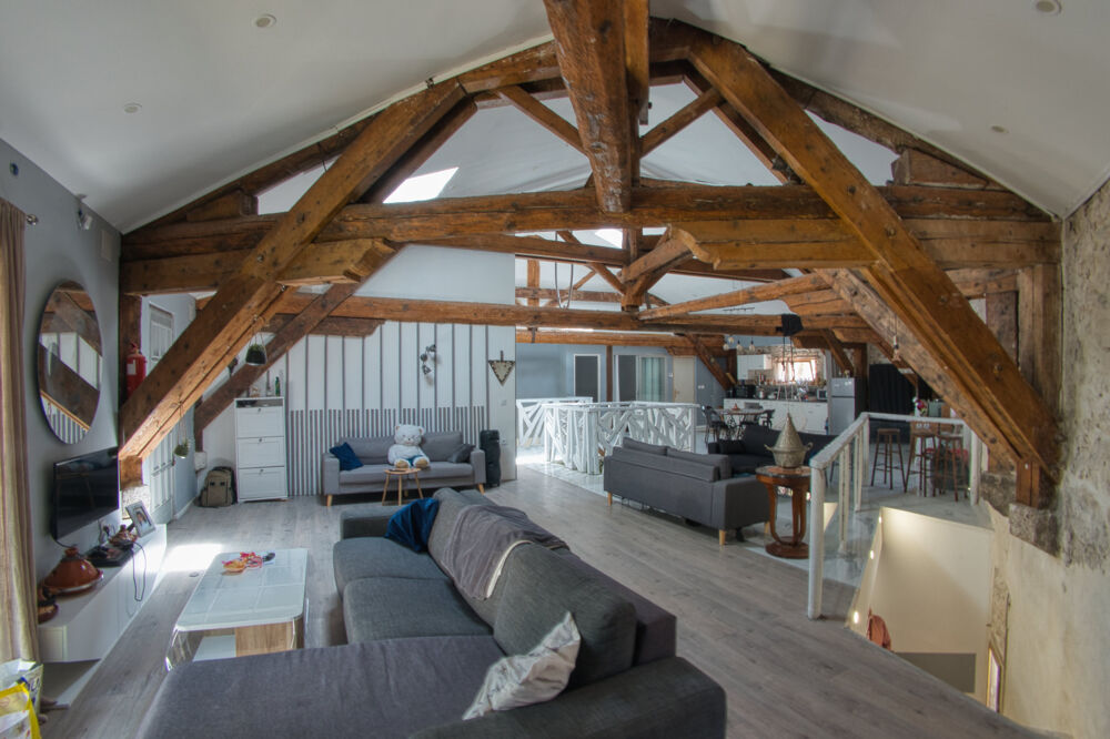 Maison en pierre intégralement restaurée - 166 m2 - 5 pièces + soub. aménagé 162 m2 - Jardinet + Terrasse