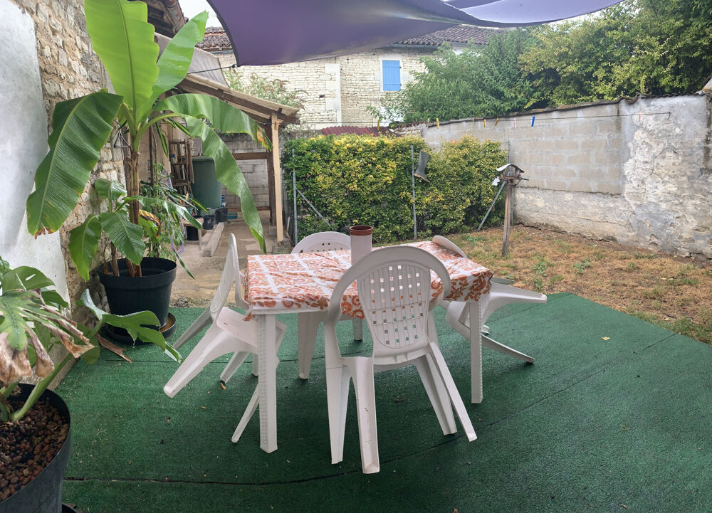 Vente Maison CRESSE  17160  -  Maison  2 pièces de 70 m2 édifiée sur  290 m2 de avec dépendances  garage de 70 m2 et grange Cresse