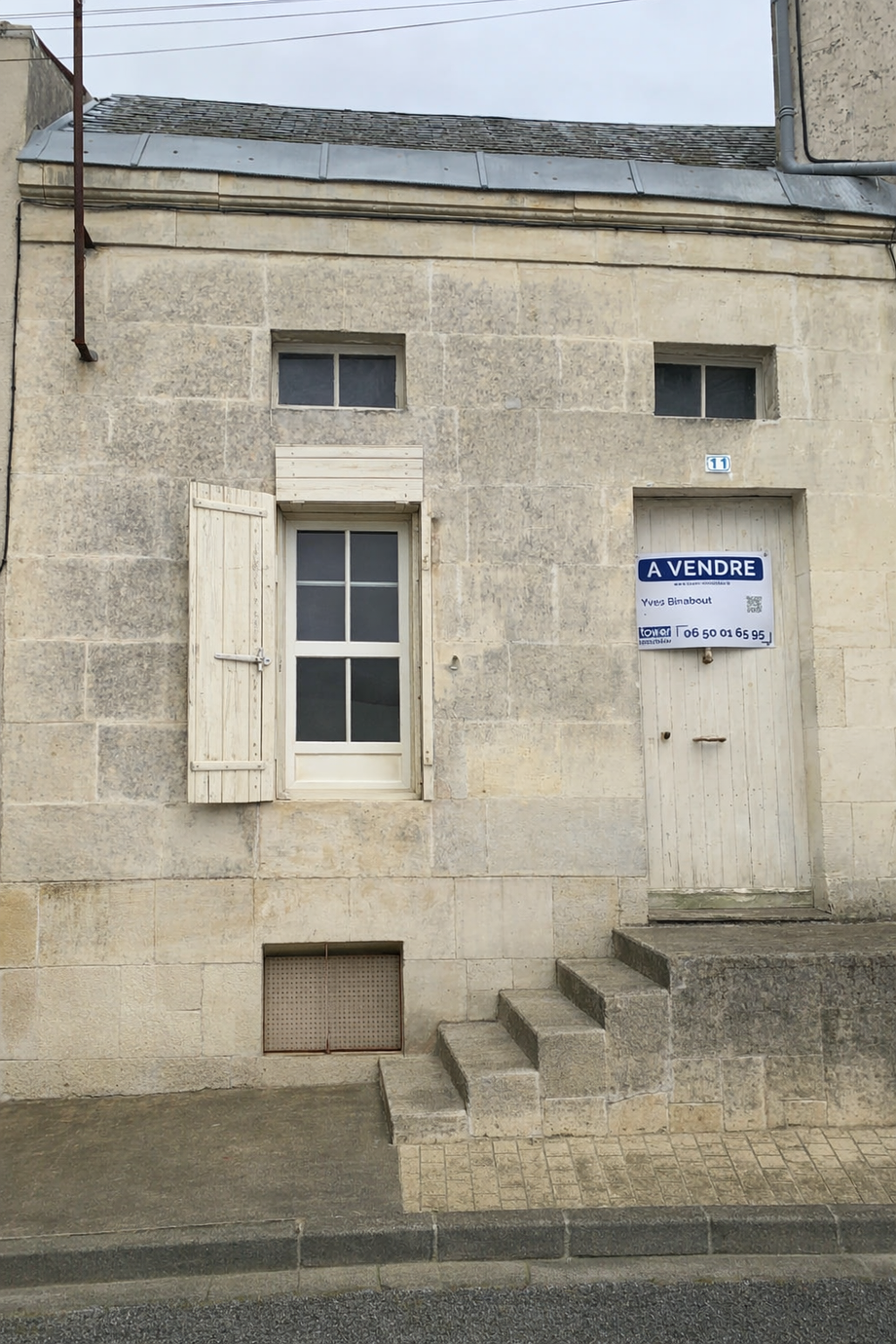 MATHA 17160 - Maison 2 pièces de 33 m2 avec cave . et patio de 30 m2.
