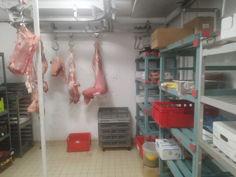   BOUCHERIE EPICERIE avec APPARTEMENT et UN BOX Très bon emplacement   GROS CREDIT VENDEUR POSSIBLE 