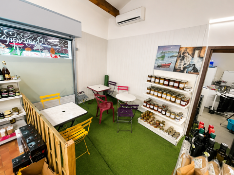   À vendre   Commerce multi-activités en village de montagne 