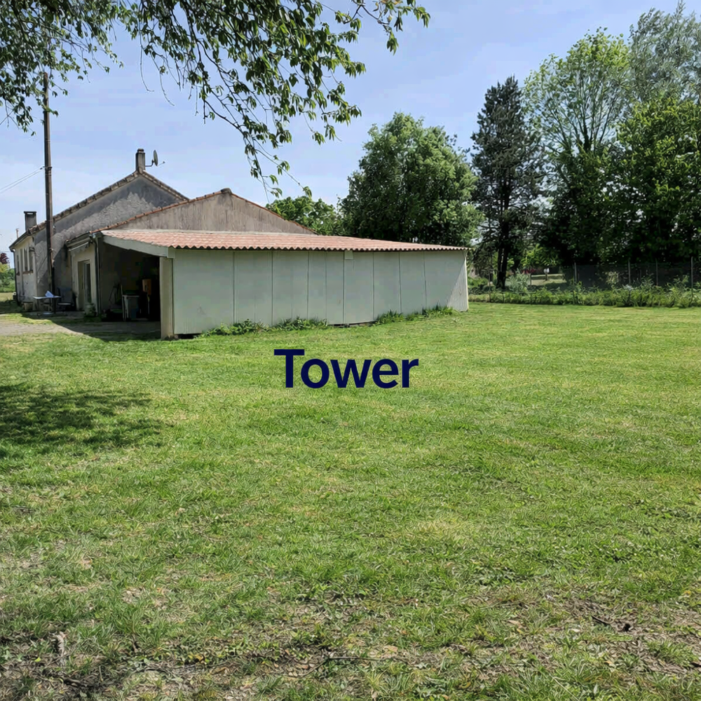 AUJAC 17770 - Maison 4 pièces de plain-pied de 130 m2 sur 4781 m2 de terrain avec bâtiments et hangars