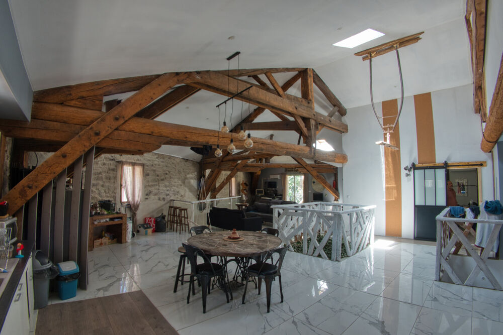 Maison en pierre intégralement restaurée - 166 m2 - 5 pièces + soub. aménagé 162 m2 - Jardinet + Terrasse