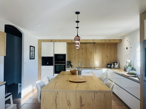 Maison de 260 m2 avec hangar et d&eacute;pendances dans une zone artisanale au calme avec vue sur les Pyr&eacute;n&eacute;es 520000 31370 Poucharramet