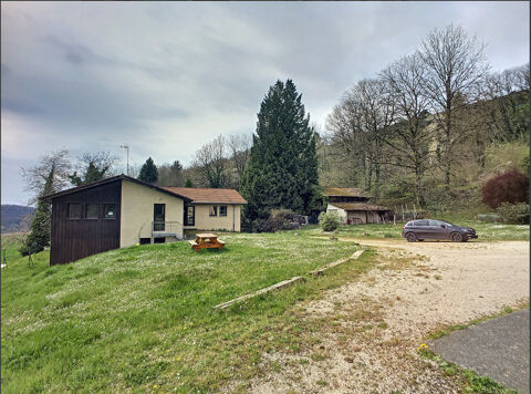   ENSEMBLE IMMOBILIER COMPOSÉ DE PLUSIEURS BATIMENTS ET PISCINE 