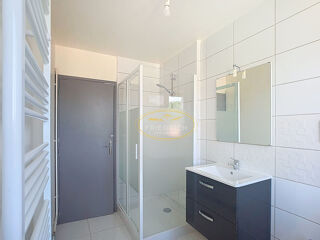  Appartement à louer 3 pièces 65 m²