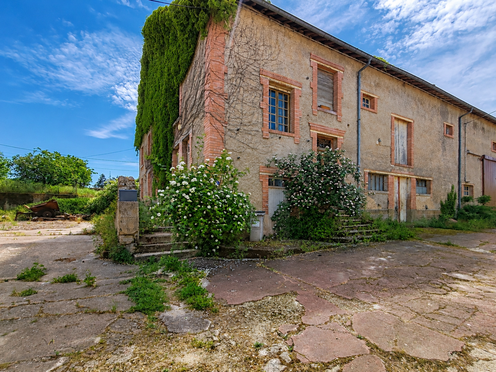 MAISON DE VILLAGE - A RÉNOVER - NOMBREUSES DEPENDANCES