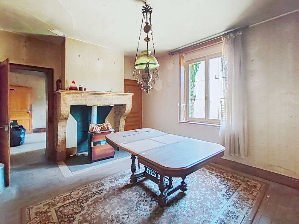 MAISON DE VILLAGE - A RÉNOVER - NOMBREUSES DEPENDANCES