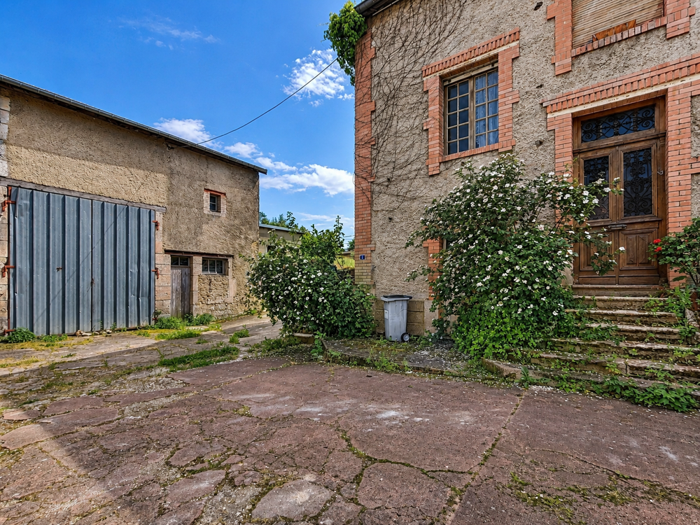 MAISON DE VILLAGE - A RÉNOVER - NOMBREUSES DEPENDANCES