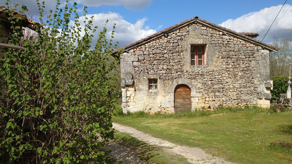 MAGNIFIQUE PROPRIETE A RENOVER 380 m2 environ -10 chambres, 1 dortoir- terrain 2ha8, dépendances - MAREUIL e