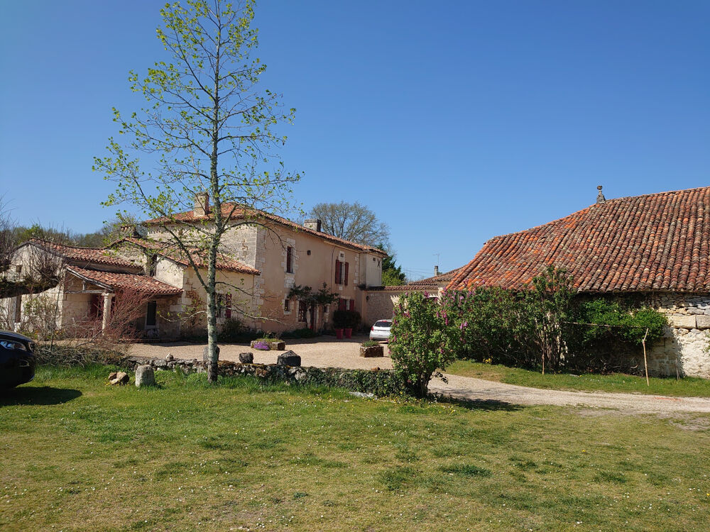MAGNIFIQUE PROPRIETE A RENOVER 380 m2 environ -10 chambres, 1 dortoir- terrain 2ha8, dépendances - MAREUIL e