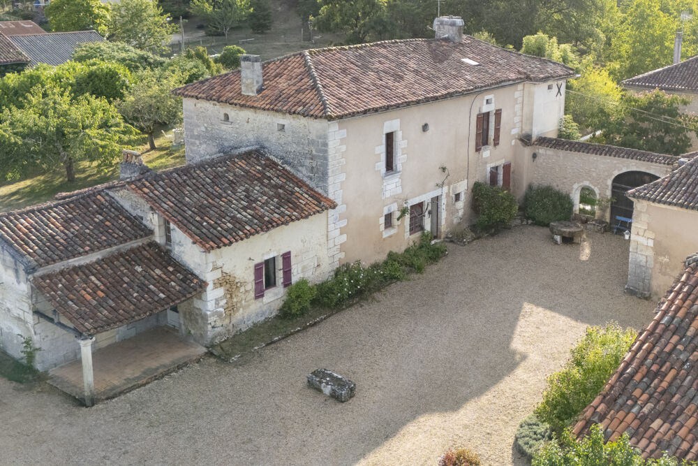 MAGNIFIQUE PROPRIETE A RENOVER 380 m2 environ -10 chambres, 1 dortoir- terrain 2ha8, dépendances - MAREUIL e