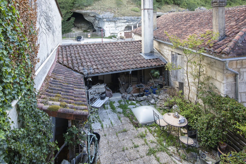 Vente Immeuble Immeuble en plein cœur de Brantome en Périgord, 8 pièces, 4 chambres et une terrasse à l'étage d'environ 50 m2 Brantome