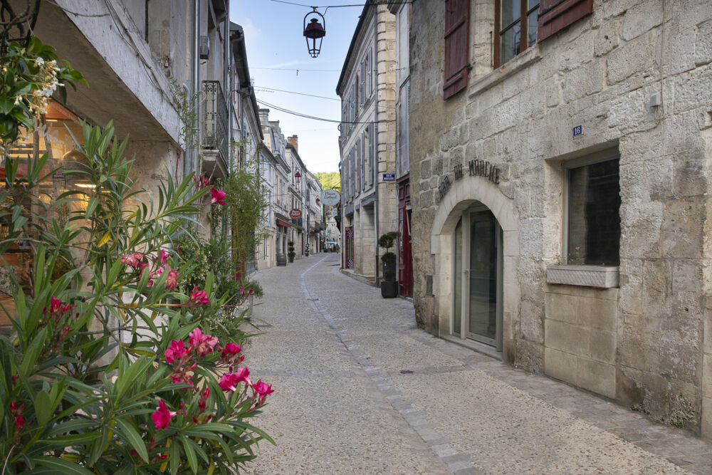 Vente Immeuble Immeuble en plein cœur de Brantome en Périgord, 8 pièces, 4 chambres et une terrasse à l'étage d'environ 50 m2 Brantome