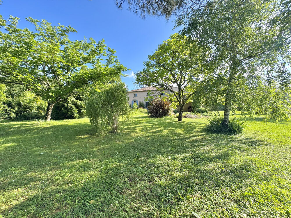 Jolie maison en pierre de 220m2 au calme sur sa jolie parcelle arborée