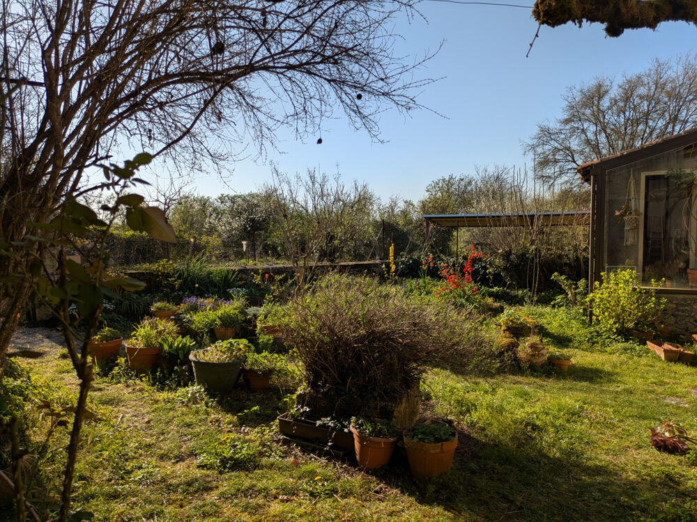 Maison en pierre à rénover avec 6 000 m2 de terrain, Paussac-et-Saint-Vivien, Périgord Vert