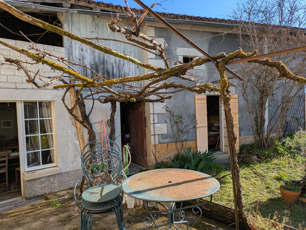 Maison en pierre à rénover avec 6 000 m2 de terrain Périgord Vert