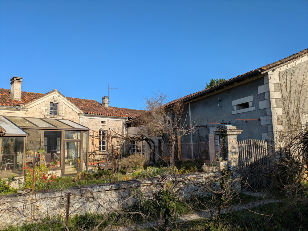 Maison en pierre à rénover avec 6 000 m2 de terrain Périgord Vert