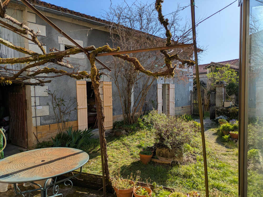 Maison en pierre à rénover avec 6 000 m2 de terrain Périgord Vert