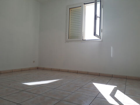 A LOUER BUREAUX d'env. 90 m2 St Benoit ville. 1000 97470 St benoit