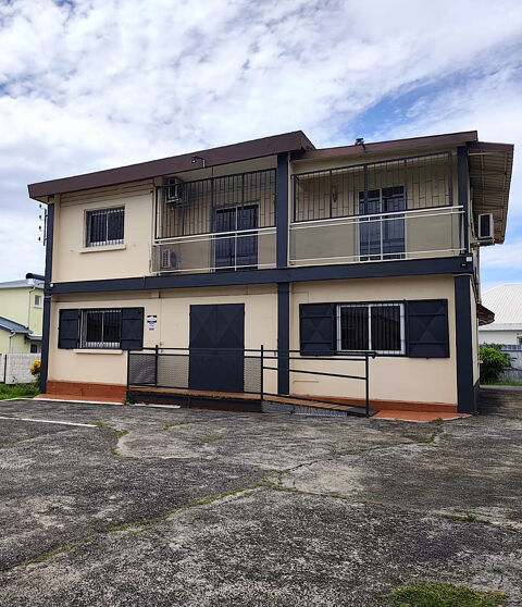 A LOUER - BUREAUX - COMMERCE - LOCAUX PRO de 240m2 avec 1150m2 de terrain avec parking - ST Andr&eacute; Ville 2100 97440 St andre